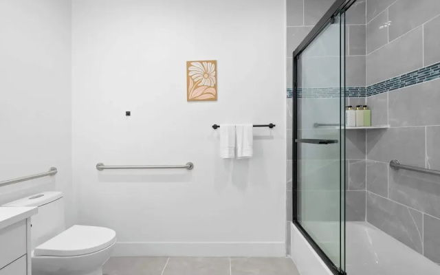 Not Affected by the Fire/modern 5BR Home With Full Amenities & Parking #2
