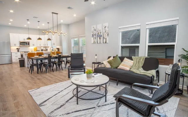 Inviting 4BR 2BA Near Downtown Riverwalk