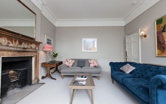 Central, Spacious 3BR Edinburgh Flat For 6