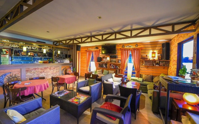 San Art Floating Hostel