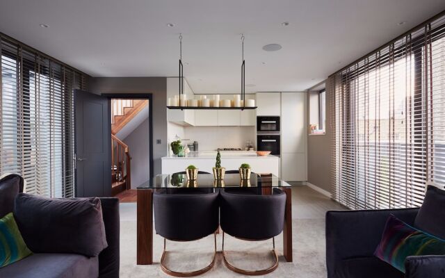 4 Bedroom House with Private Roof Terrace Sleeps 7