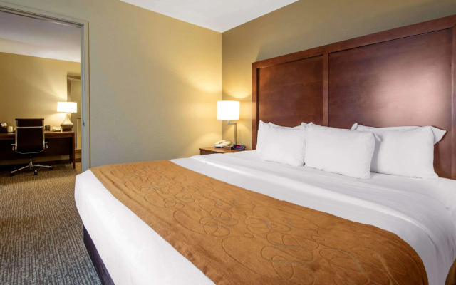 Comfort Suites Johnson Creek Conference Center