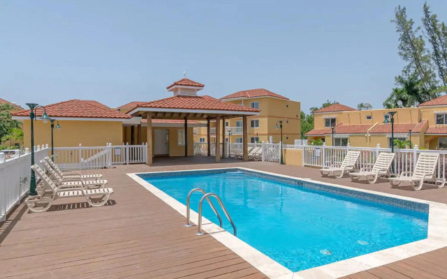 New 3-bed on Hip Strip, Beach access, Sleeps 8