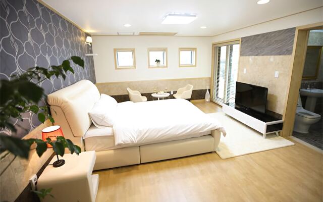 Yeongwol River Palace Pension