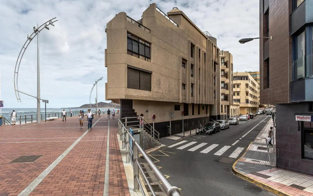 Flatguest Cicer - 3BDR + Balcony + Beach