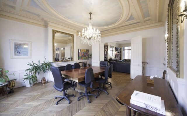 Champs-Elysees Hideaway