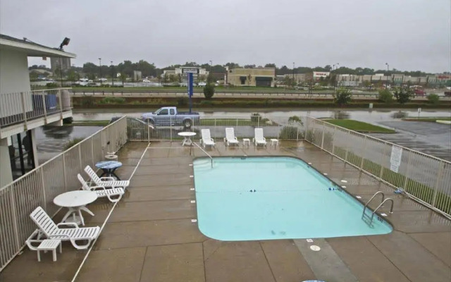 Motel 6 Manhattan Kansas