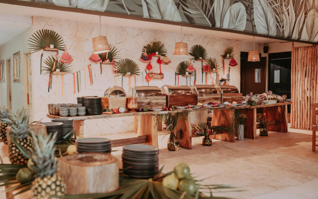 Petit Lafitte Hotel