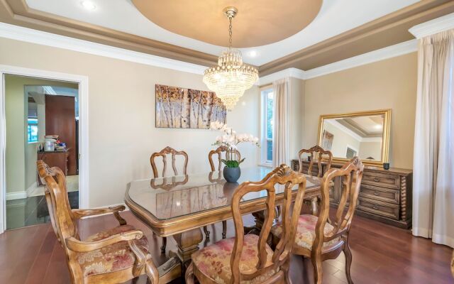 Gorgeous Mansion with Garden View by Elevate Rooms