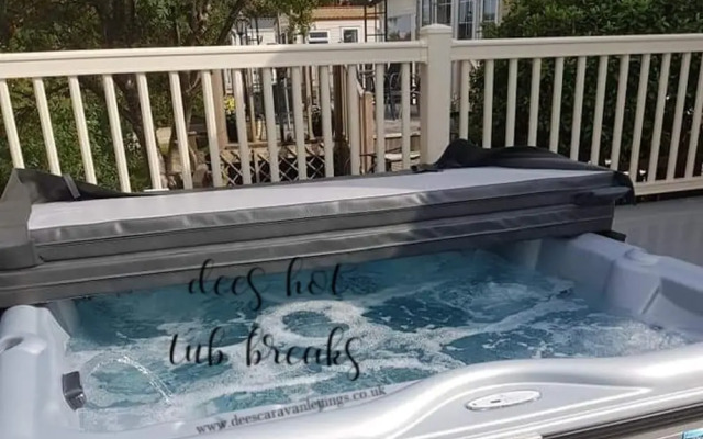 Lakeside Hot tub Holiday Tattershall Lakes