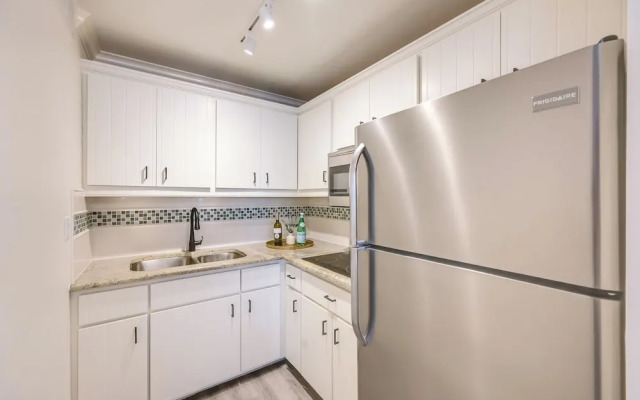 Updated Dtwn Naples Condo: Across From Beach!