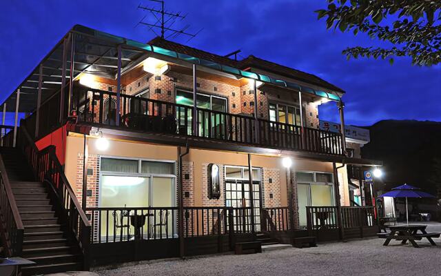 Yeongju Pusoksa Maple Road Pension