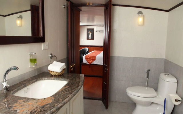 Grand Nirvana Ultra Luxury House Boat