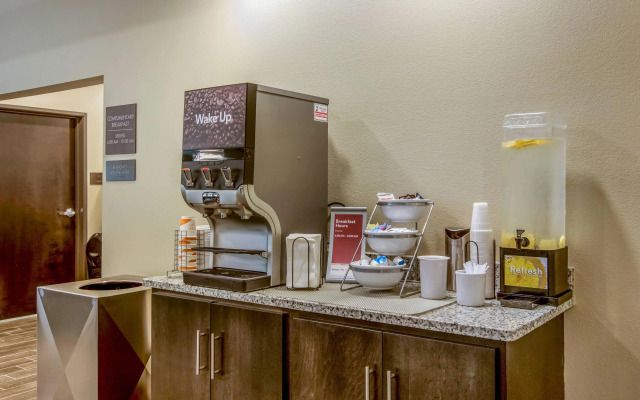 Comfort Suites Wooster near University Campus