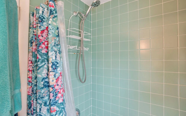 Walk to Beach: Chatham Getaway w/ Sunroom!