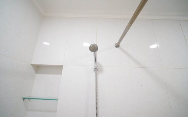 Homey 2Br With Extra Room At Taman Beverly Apartment