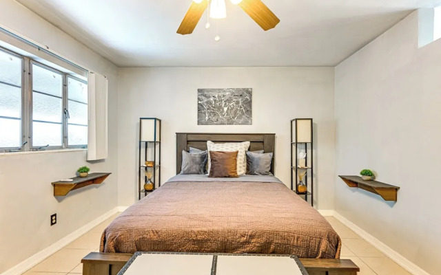 Outdoor Entertainment Area: Clearwater Condo!