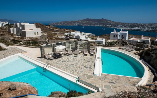 Elegant villa with ocean views & 2 pools