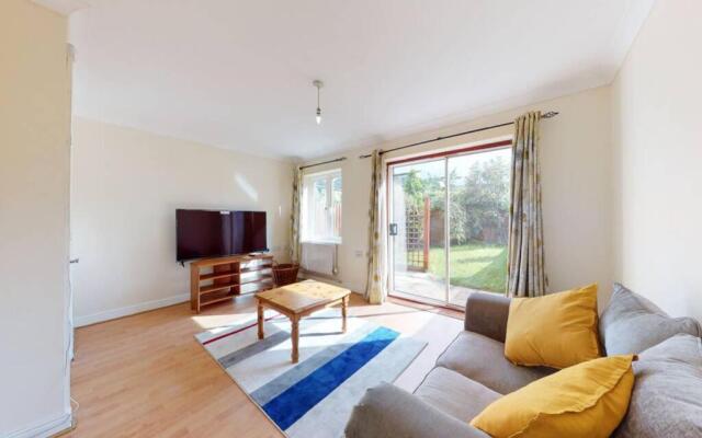 Super 2 bed House wPrivateParking&PrivateGarden