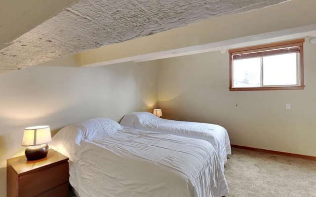 Spacious Snowbird Condo Unit Slopeside In Quiet Canyon Neighborhood