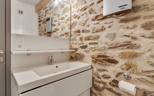 Charming Holiday Home in Saint-beauzire Near Forest