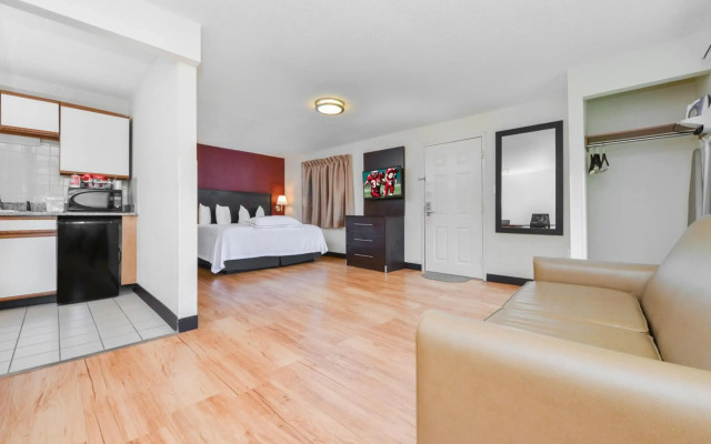 Red Roof Inn PLUS+ & Suites Guilford