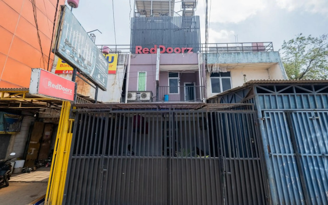 RedDoorz near STAN