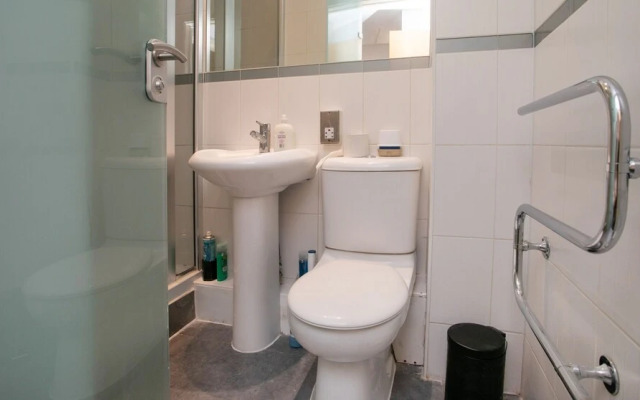 Spacious 2 Bed Parking Close To Centre