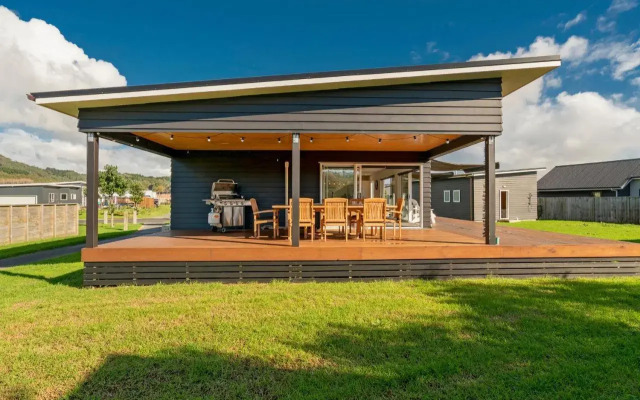 Sundaze Escape - Cooks Beach Holiday Home