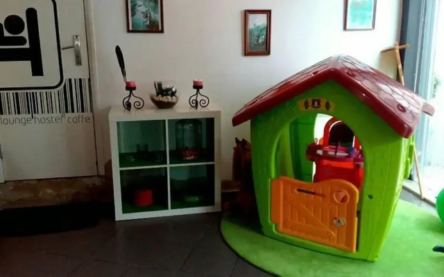 E-Nove Lounge Hostel Caffe
