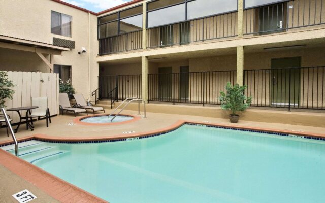 Howard Johnson Hotel & Suites by Wyndham Reseda
