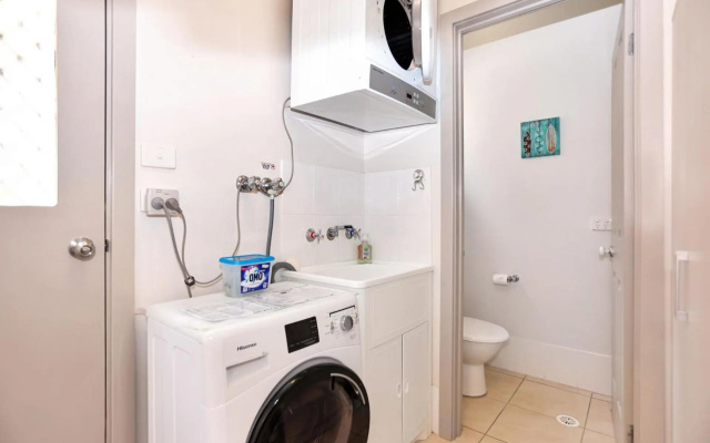 Close to Jimmys Beach – Guest Rooms – Hawks Nest