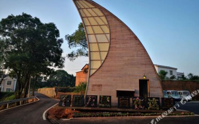 Zizai Pingjiang Wild Luxury Resort