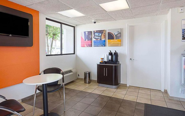 Super 6 Inn & Suites Baton Rouge