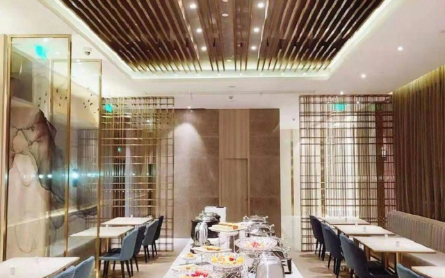 Orange Select Hotel(Shanghai National Exhibition and Convention Center Jiuting)