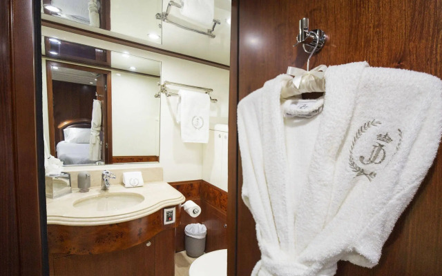 Miami Beach Luxury Yacht Charters