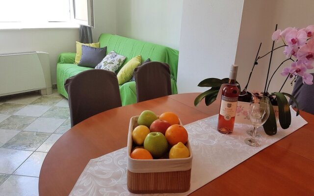 Comfortable Apartment with Coverd Balcony And Sea View, 50 Meters From the Beach