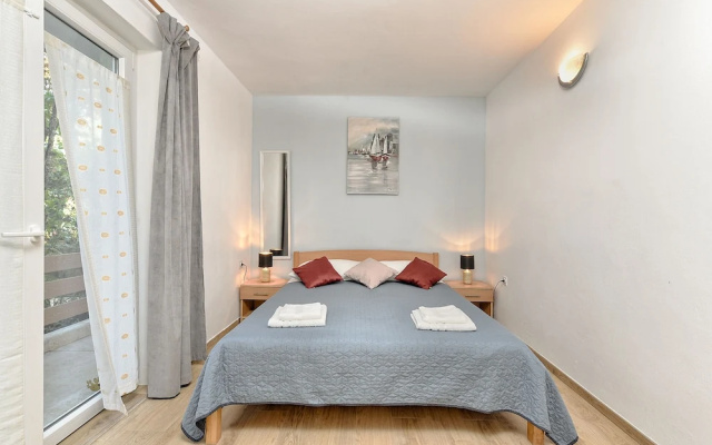 Spacious Apartment With Garden