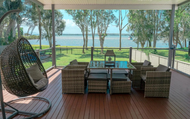Getaway Lakefront Environmental House on Lake Macquarie with Water View