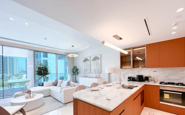 Luxury Beachfront 1BR on Palm Jumeirah & Balcony