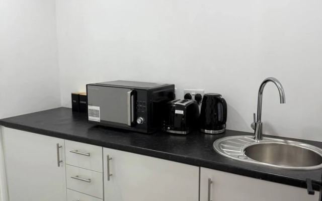 Peaceful Luton Apartment Close to Airport & Amenities