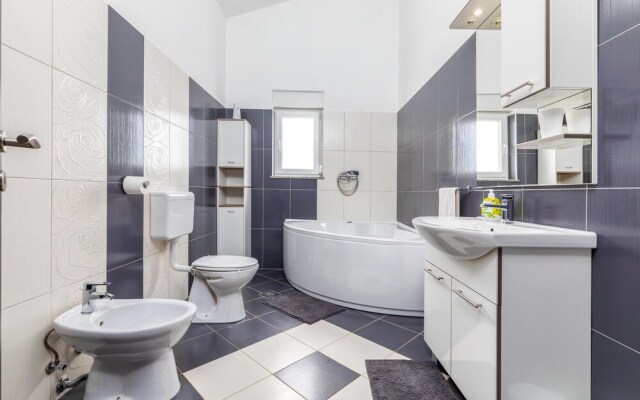 Beautiful Home in Valbandon With Wifi and 4 Bedrooms