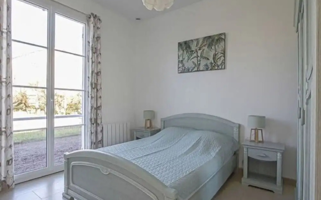 Bright Holiday Home With Garden