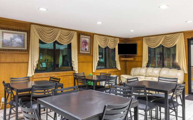 Super 8 by Wyndham League City/Kemah Area
