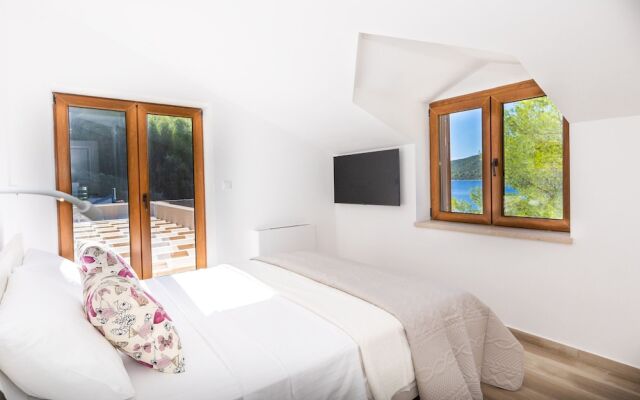 Beachfront Villa Brulupes