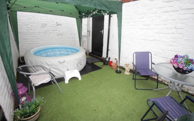 Large 6 bed House With Hot Tub