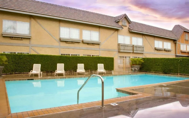 Folk Inn Ontario Airport