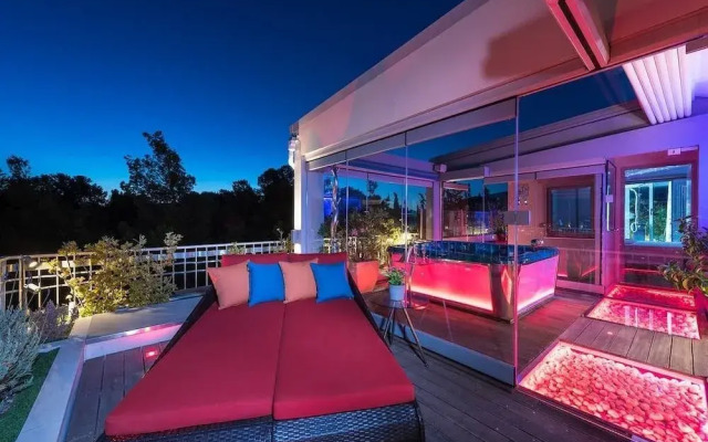 Sea View Apartment with Hot Tub & Sauna