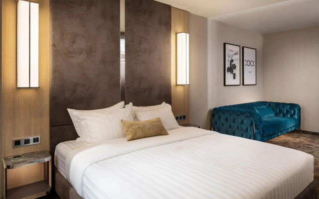 -- ESTE PARK HOTEL -- part of Urban Chic Luxury Design Hotels - open since October 2022 - Parking - Compliments - next to Shopping & Dining - Mall Plovdiv