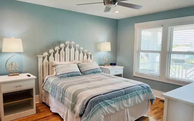 Holden R Breath 4 Bedroom Home by RedAwning